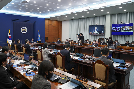 문재인 대통령이 2일 국무회의를 주재하는 모습. 청와대 제공.